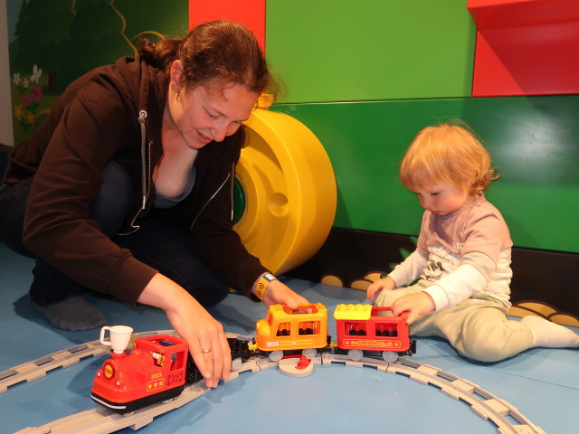 Sabine und Nils in der Blå Zone im LEGO House in Billund (27. Mai)