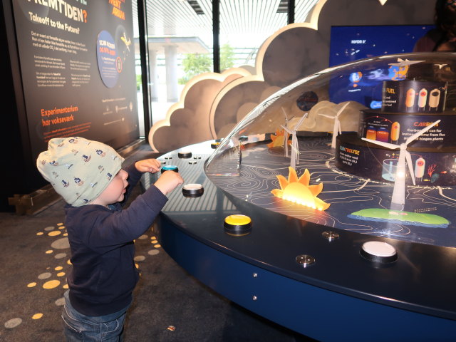 Nils in Københavns Lufthavn, 5 m (2. Juni)