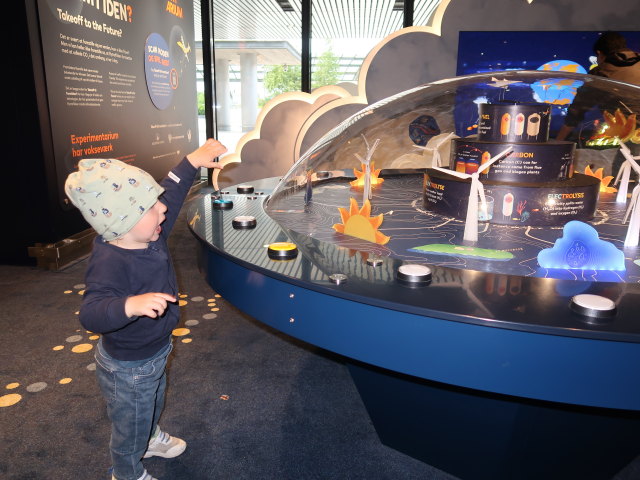 Nils in Københavns Lufthavn, 5 m (2. Juni)