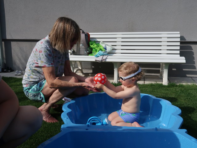 Mama und Nils im Garten meiner Eltern
