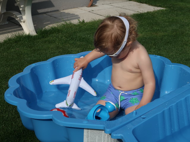 Nils im Garten meiner Eltern