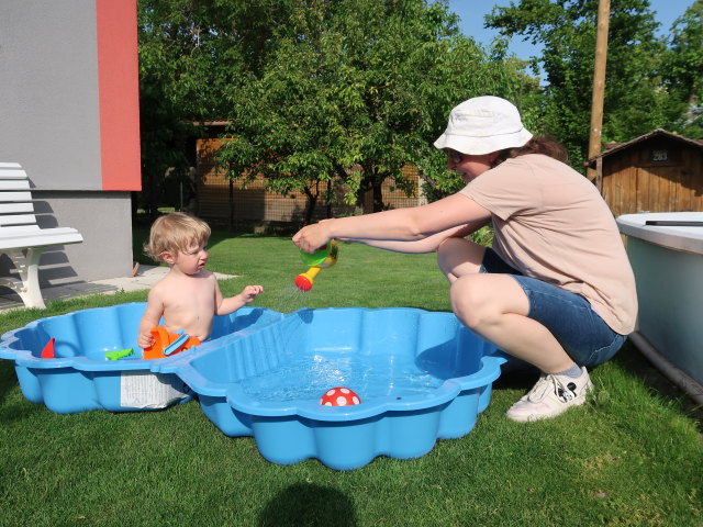 Nils und Sabine im Garten meiner Eltern