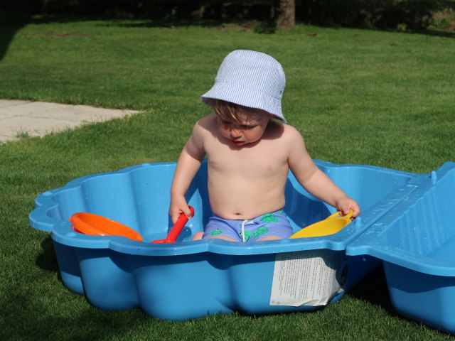 Nils im Garten meiner Eltern