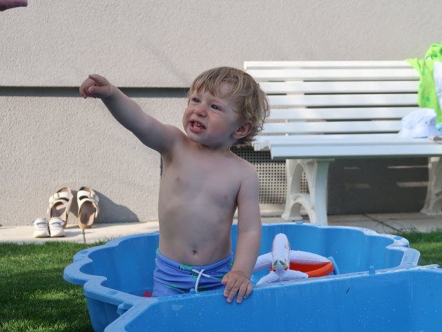 Nils im Garten meiner Eltern