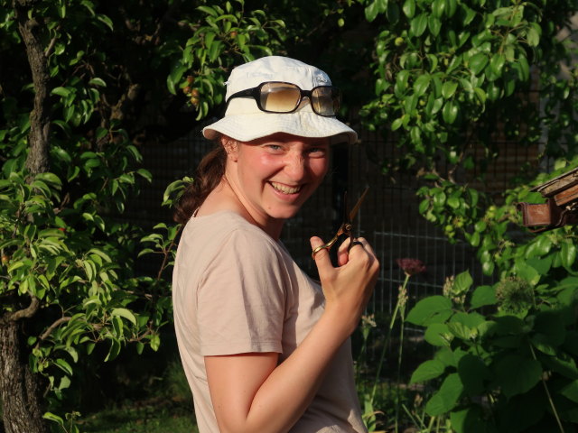 Sabine im Garten meiner Eltern