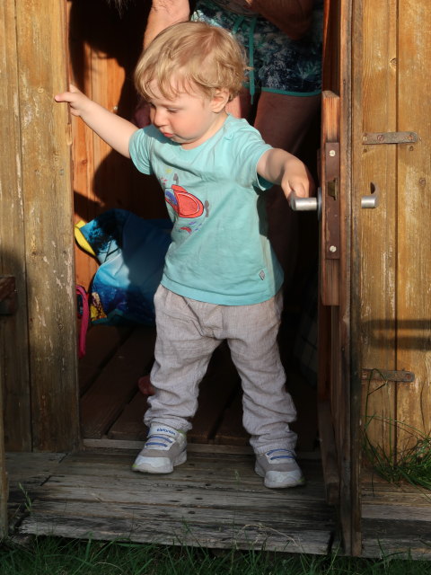 Nils im Garten meiner Eltern