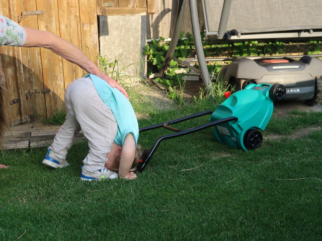 Nils im Garten meiner Eltern