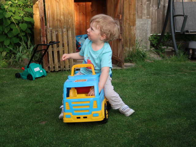 Nils im Garten meiner Eltern