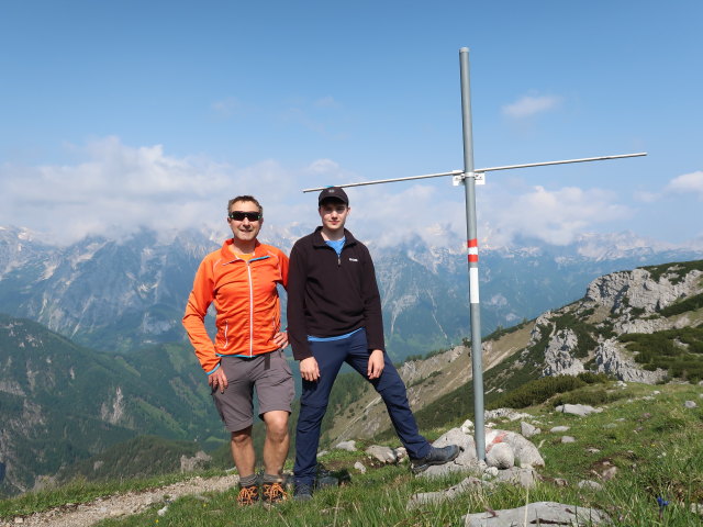 Ich und Tim beim Schafkögel-Kreuz (9. Juni)