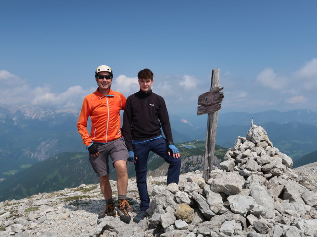 Ich und Tim auf der Kreuzspitze, 2.327 m (9. Juni)