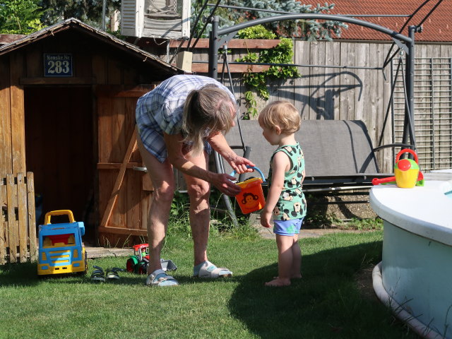 Mama und Nils im Garten meiner Eltern