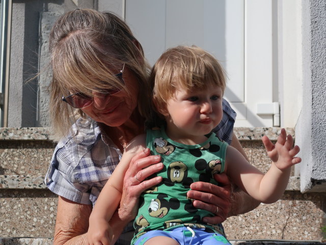 Mama und Nils im Garten meiner Eltern