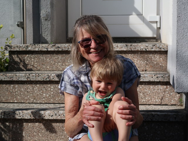 Mama und Nils im Garten meiner Eltern