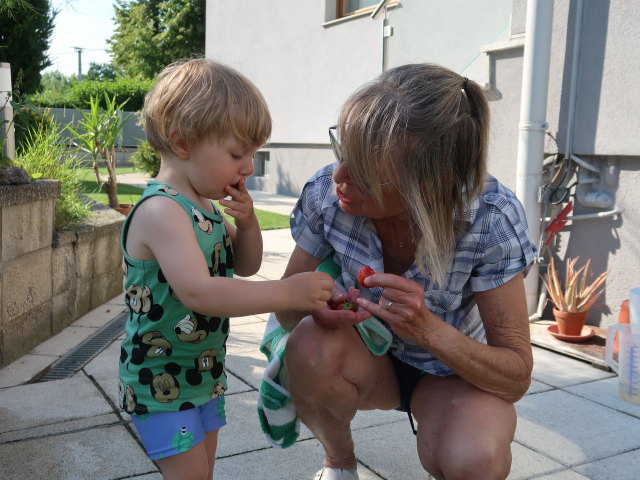 Nils und Mama im Garten meiner Eltern