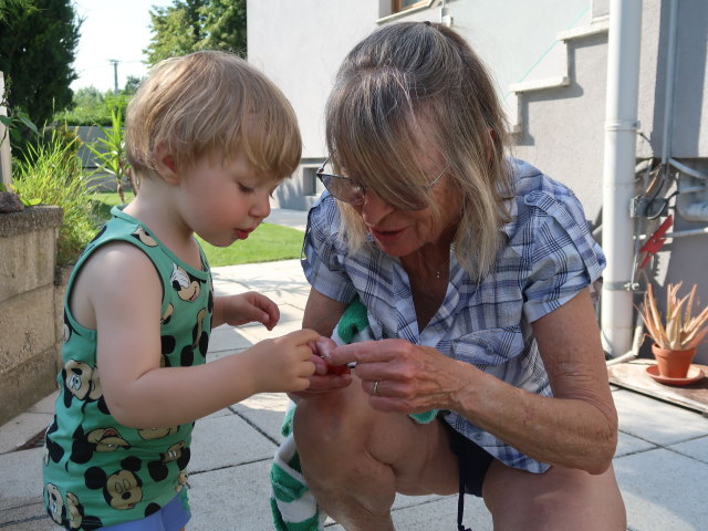 Nils und Mama im Garten meiner Eltern