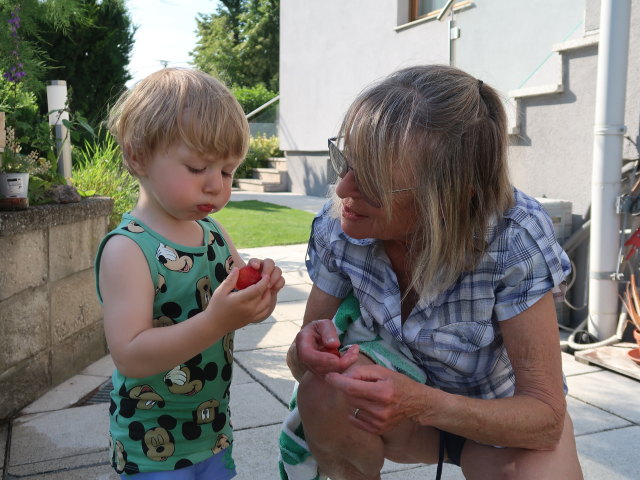 Nils und Mama im Garten meiner Eltern