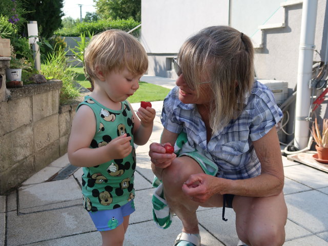 Nils und Mama im Garten meiner Eltern