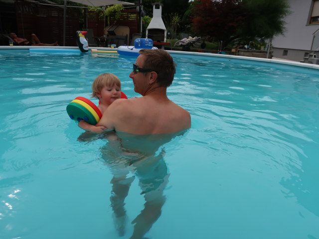 Papa, Nils und ich im Garten meiner Eltern