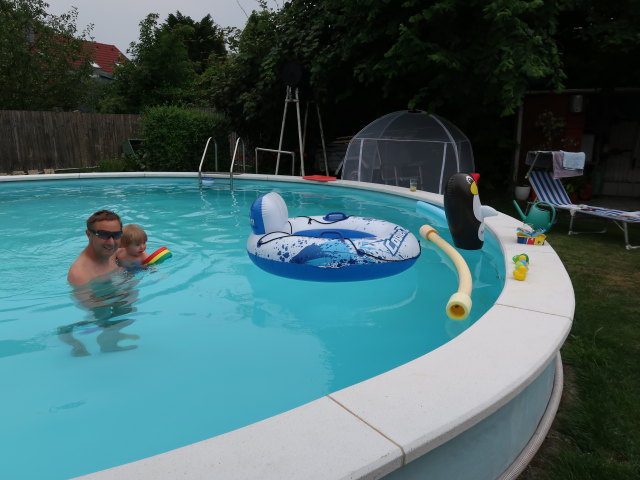 Ich und Nils im Garten meiner Eltern