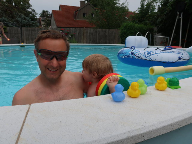 Mama, ich und Nils im Garten meiner Eltern