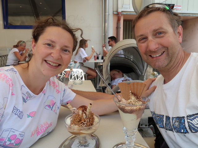 Sabine und ich im Eissalon Dolce Vita (27. Juni)