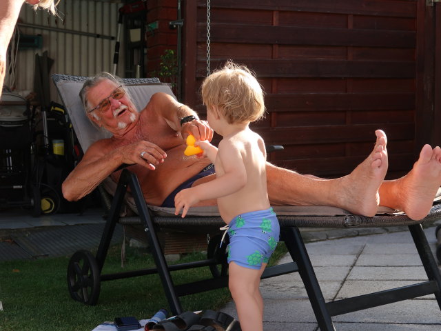 Papa und Nils im Garten meiner Eltern