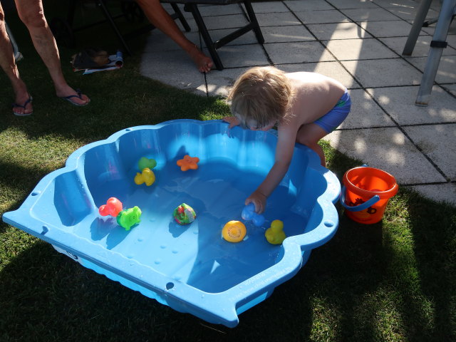 Mama und Nils im Garten meiner Eltern