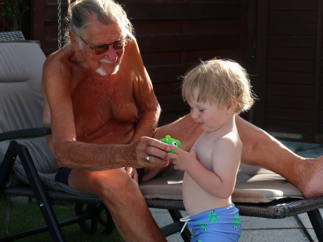 Papa und Nils im Garten meiner Eltern