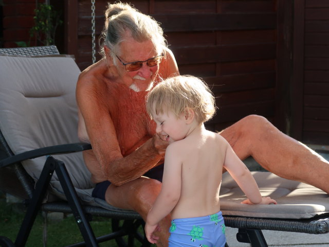 Papa und Nils im Garten meiner Eltern
