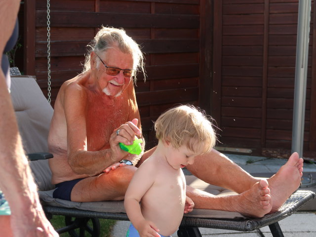 Papa und Nils im Garten meiner Eltern