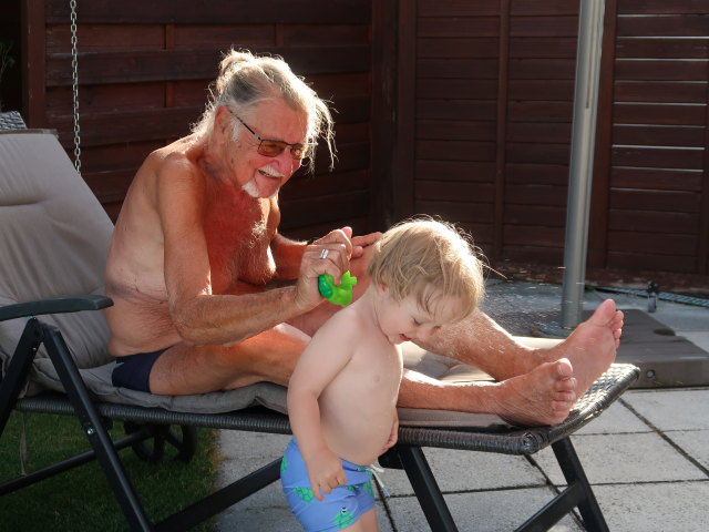 Papa und Nils im Garten meiner Eltern