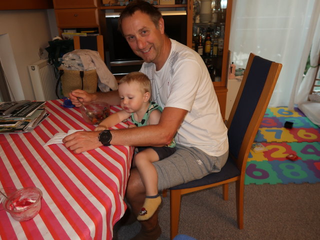 Nils und ich in unserer Wohnung (3. Juli)