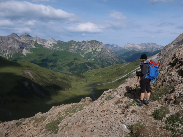 Angela am Boschweg zwischen Mittelstation der Vallugabahn und Stuttgarter Hütte (20. Juli)