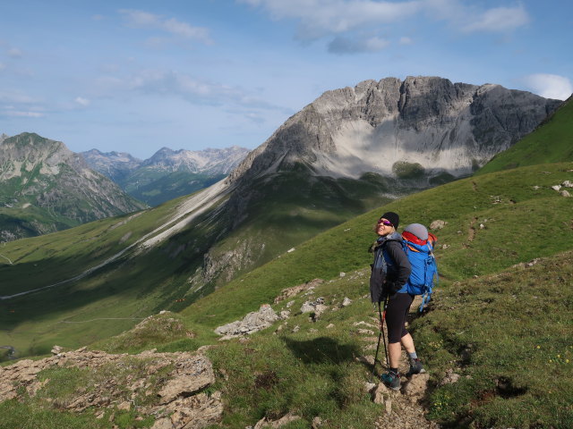 Angela am Boschweg zwischen Mittelstation der Vallugabahn und Stuttgarter Hütte (20. Juli)