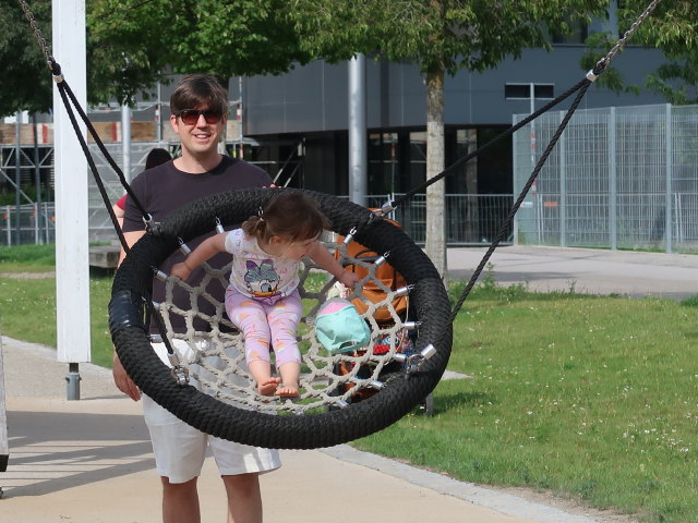 Eckart und Marie am Spielplatz im Hannah-Arendt-Park