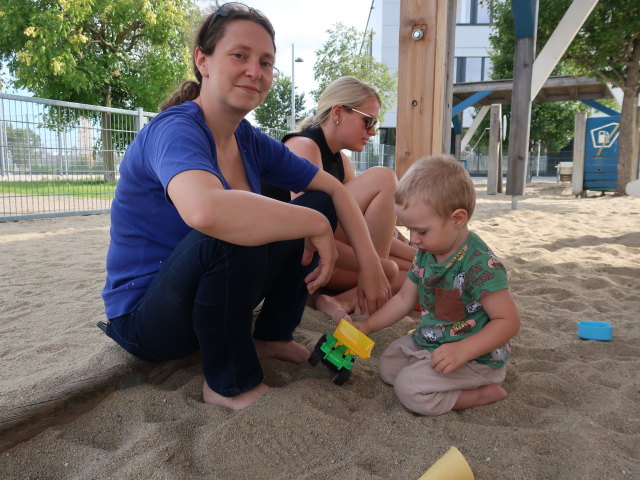 Sabine, Elisabeth und Nils am Spielplatz im Hannah-Arendt-Park