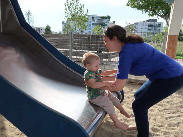 Nils und Sabine am Spielplatz im Hannah-Arendt-Park