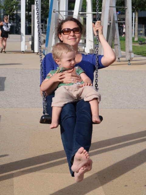 Nils und Sabine am Spielplatz im Hannah-Arendt-Park