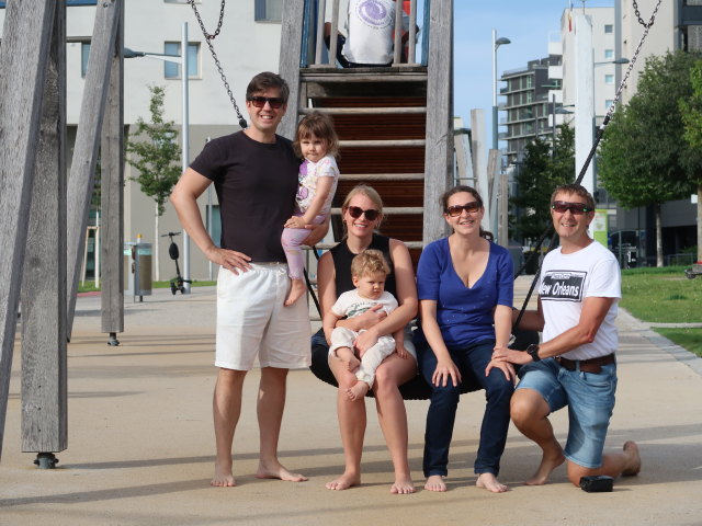 Eckart, Marie, Elisabeth, Raphael, Sabine und ich am Spielplatz im Hannah-Arendt-Park