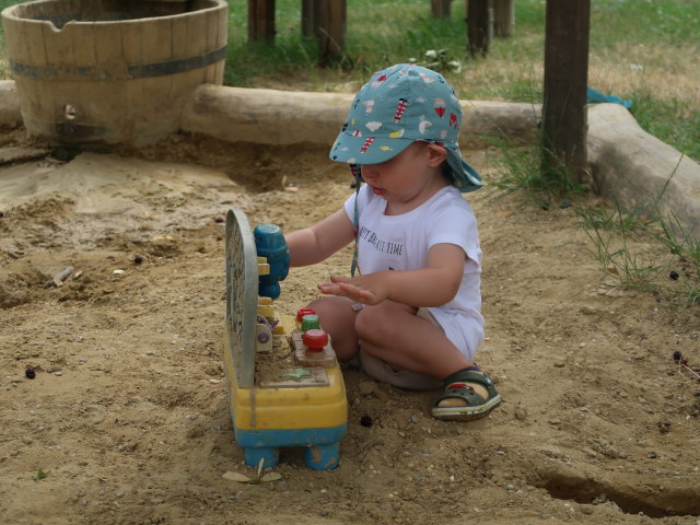 Nils am Spielplatz in der Östlichen Scheunenstraße in Gerasdorf (4. Juli)