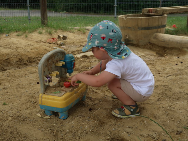 Nils am Spielplatz in der Östlichen Scheunenstraße in Gerasdorf (4. Juli)