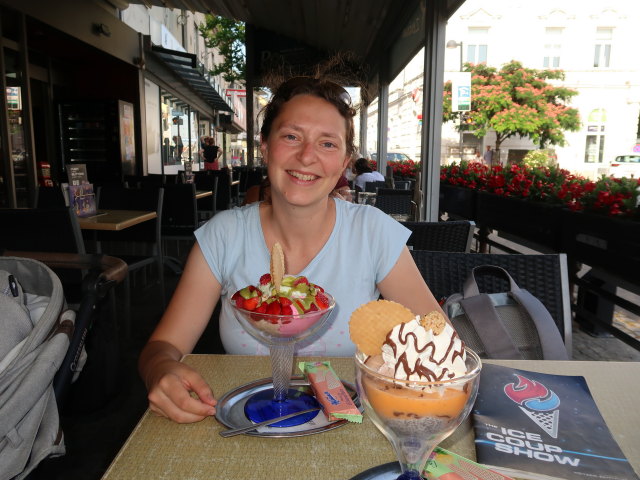 Sabine im Eissalon Rötzer in Stockerau (5. Juli)