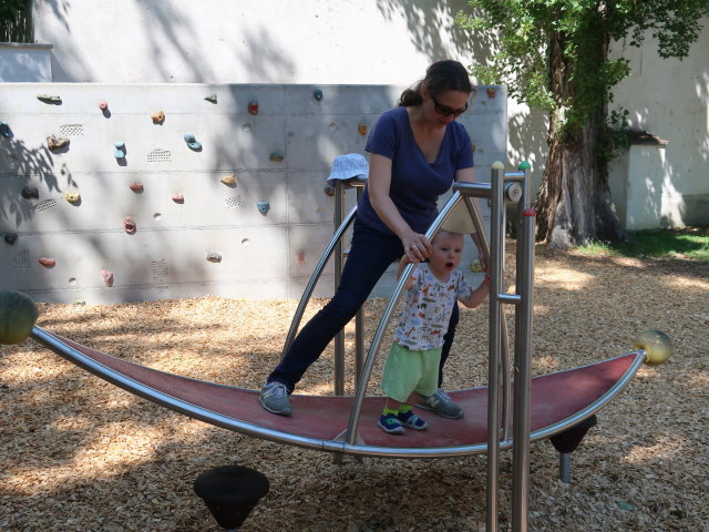 Sabine und Nils am Spielplatz Museum