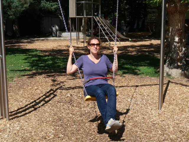 Sabine am Spielplatz Museum