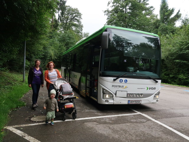 Sabine, Brigitte und Nils am Parkplatz
