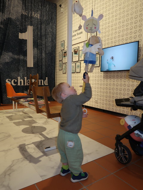 Nils in der Ausstellung 'Träume ... träumen'