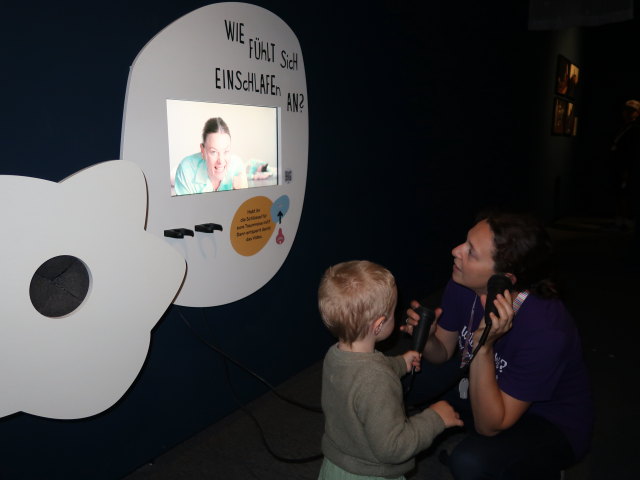 Nils und Sabine in der Ausstellung 'Träume ... träumen'