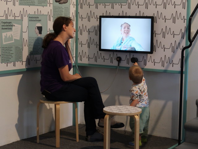 Sabine und Nils in der Ausstellung 'Träume ... träumen'