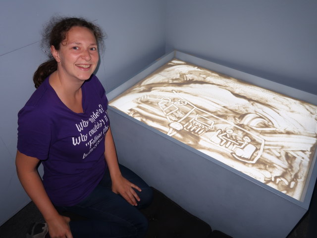 Sabine in der Ausstellung 'Träume ... träumen'