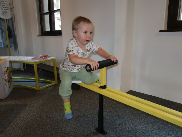 Nils in der Ausstellung 'Träume ... träumen'